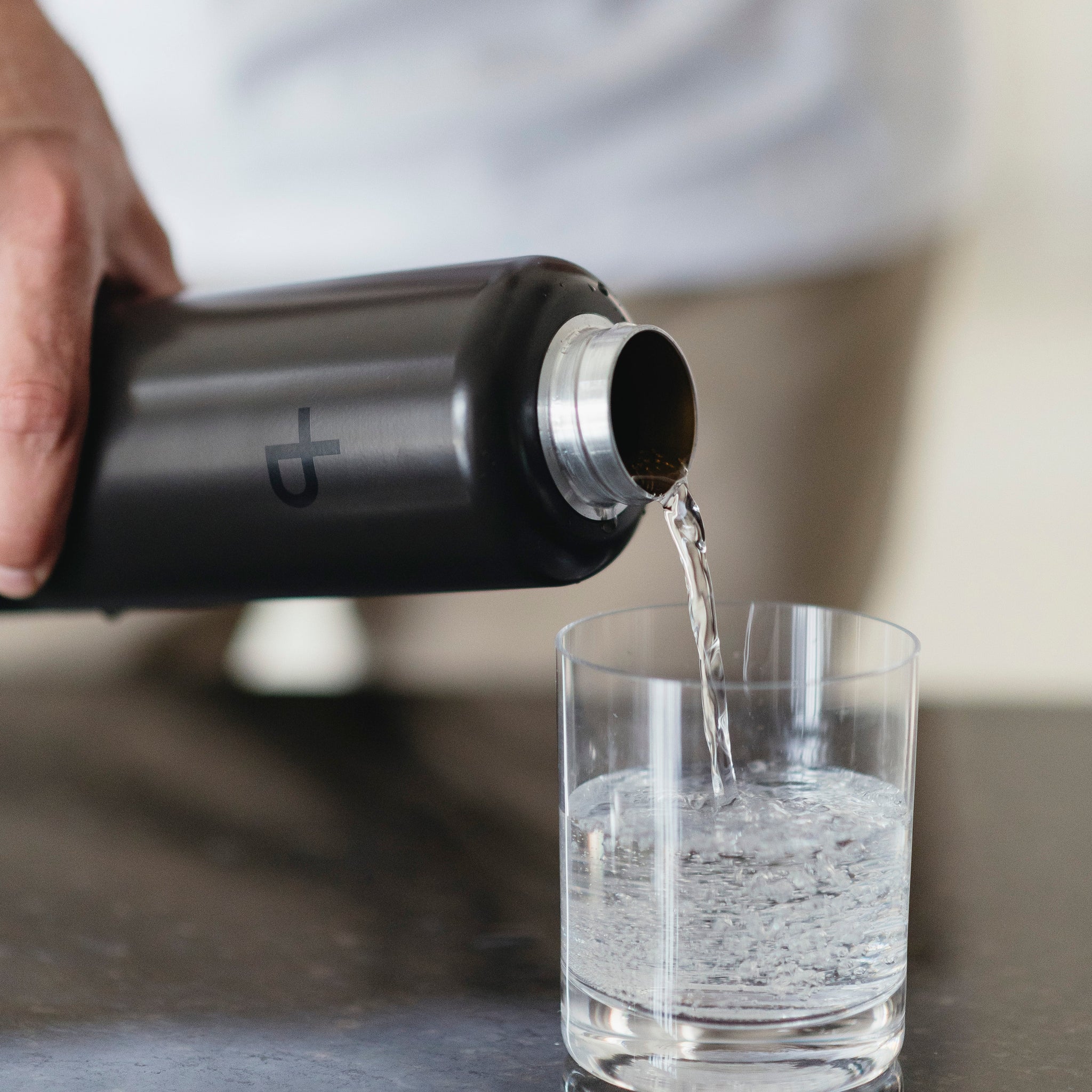 Der Wassersprudler "spark bottle" von bottleplus in der Farbe graphite